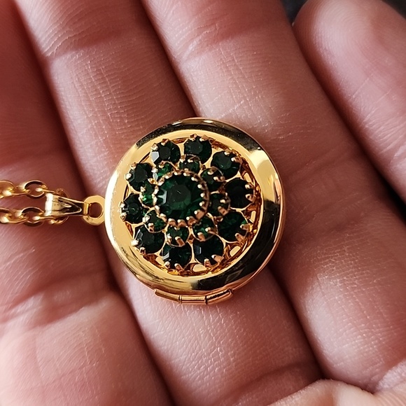 Elegant Avon Gold and Green Pendant Necklace - Picture 5 of 12